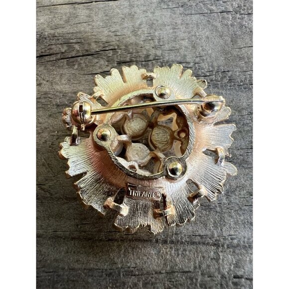 Crown Trifari Textured gold faux pearl birds nest brooch MCM Vintage flower - Picture 3 of 9
